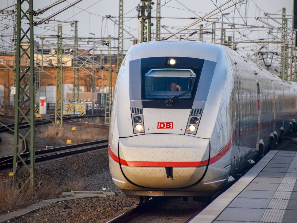 Dank Eigeninitiative des Zugchefs konnte der ICE 2075 seine Fahrt dann doch mit wichtigen Verbrauchsmaterialien fortsetzen. (Bild: iStock/NGCHIYUI)