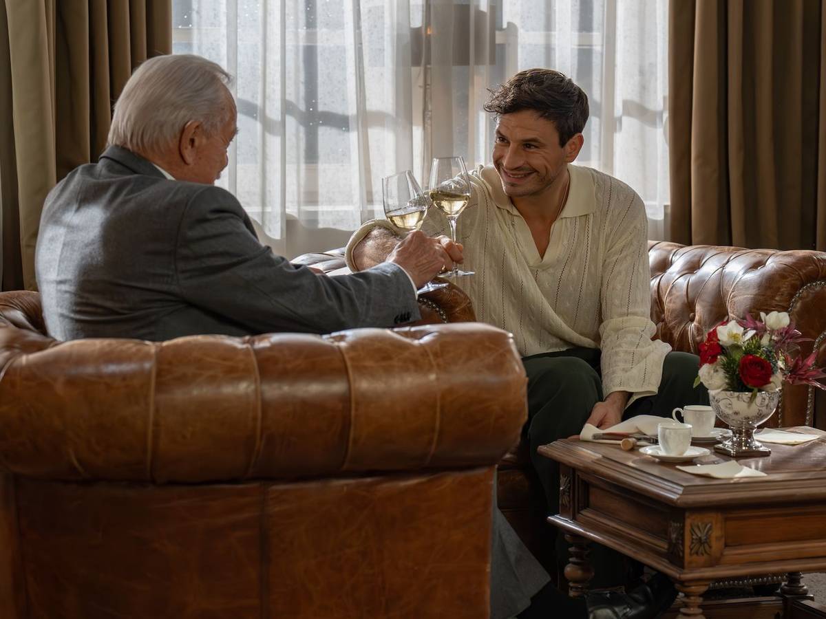 Werner (Dirk Galuba, links) macht Massimo (Jaime Ferkic) zum Sommelier am Fürstenhof. (Bild: ARD/Thomas Neumeier)