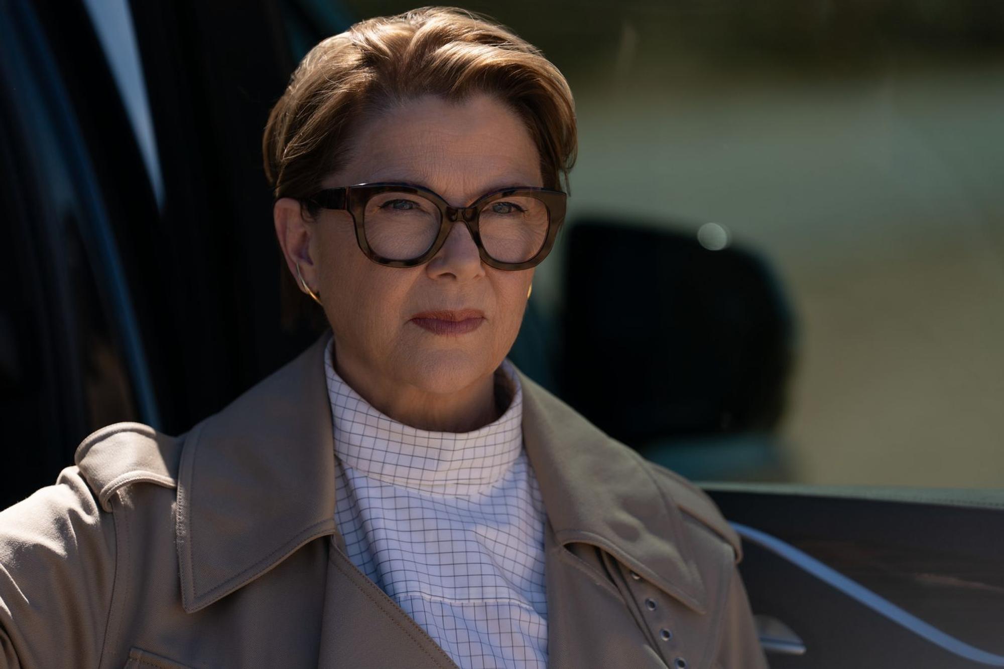 Priscilla (Annette Bening) ist auf der Suche nach ihrem Sohn und einem großen Batzen Geld. (Bild: Jessica Brooks/Apple TV)
