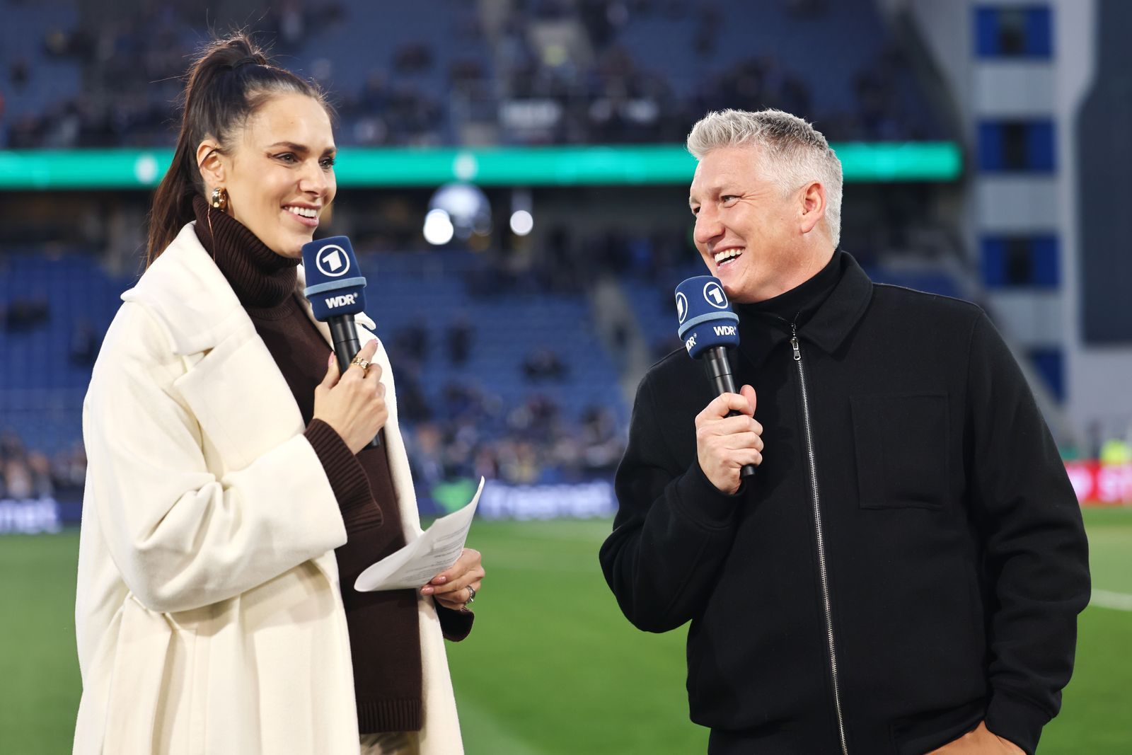 Esther Sedlaczek und Bastian Schweinsteiger, hier 2025 bei einem Pokalspiel, bilden auch bei der WM das ARD-Gespann. (Bild: 2025 Getty Images/Christof Koepsel)