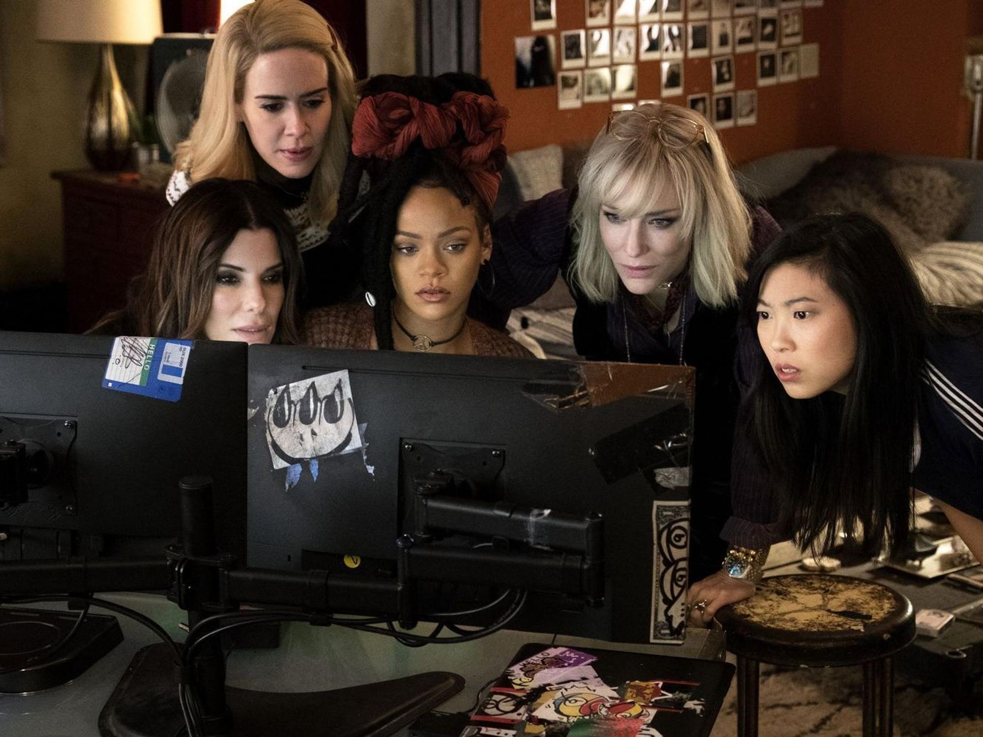 Mit „Ocean's 8“ konnten die Diebe um Danny Ocean einpacken: Seiner Schwester Debbie Ocean (Sandra Bullock, links) gelang ein meisterhafter Coup nur mit acht Komplizinen. Die Gaunerinnen-Komödie läuft am 15. Juli, 20.15 Uhr auf Pro Sieben. (Bild: ZDF/Barry Wetcher)