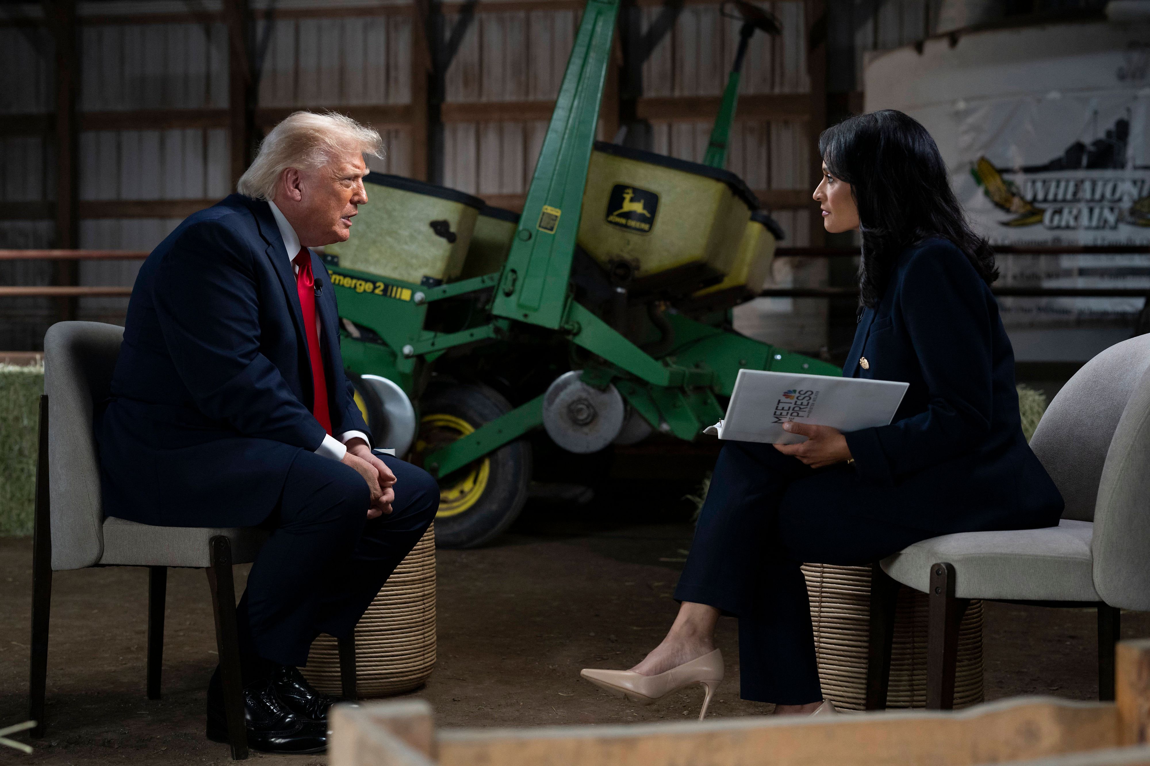 US-Präsident Donald Trump im Gespräch mit Kristen Welker für „Meet the Press“ (NBC): Ex-CNN-Moderator Jim Acosta wirft dem Sender vor, sich Trumps Bedingungen zu unterwerfen.