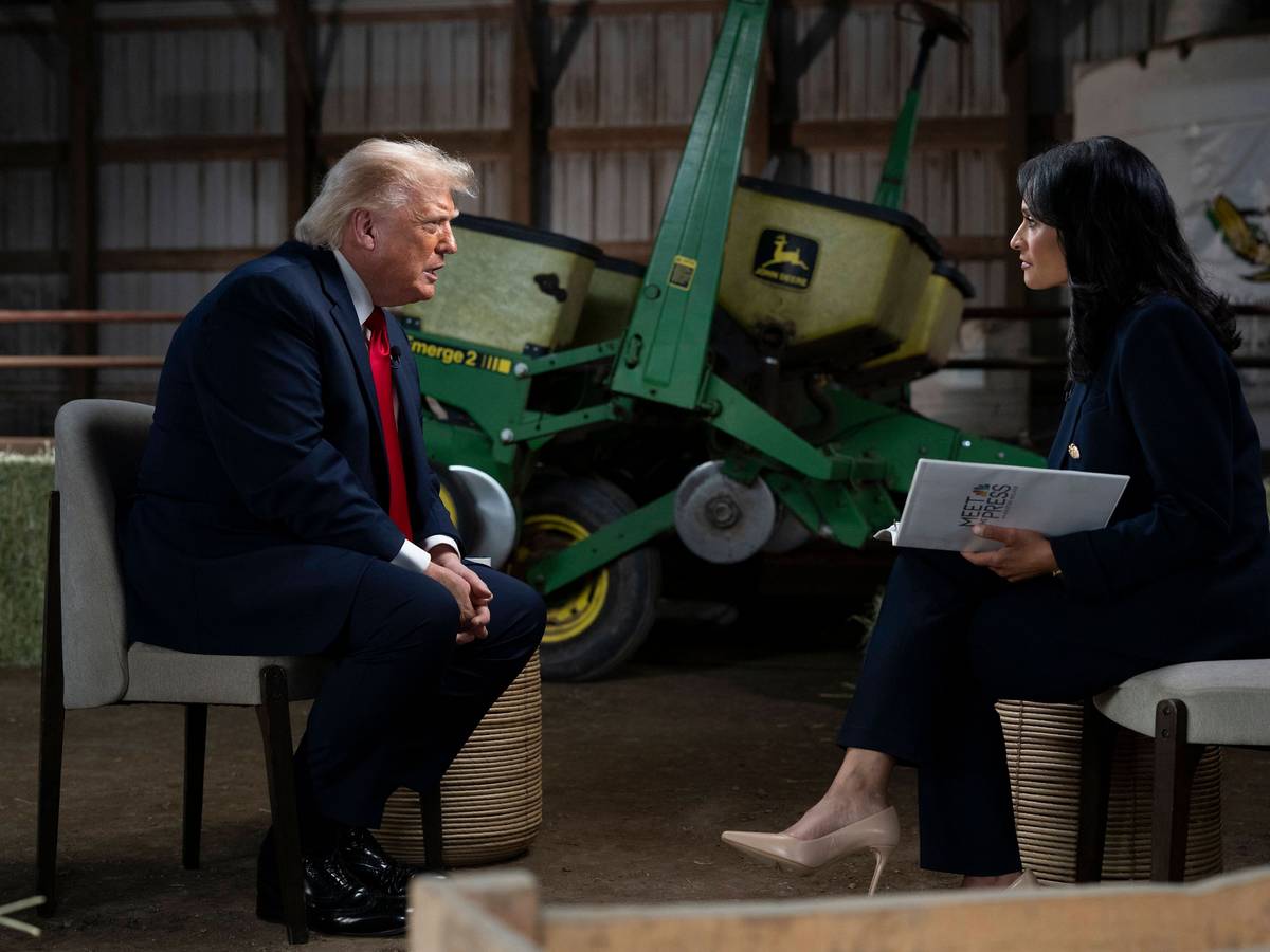 US-Präsident Donald Trump im Gespräch mit Kristen Welker für „Meet the Press“ (NBC): Ex-CNN-Moderator Jim Acosta wirft dem Sender vor, sich Trumps Bedingungen zu unterwerfen.