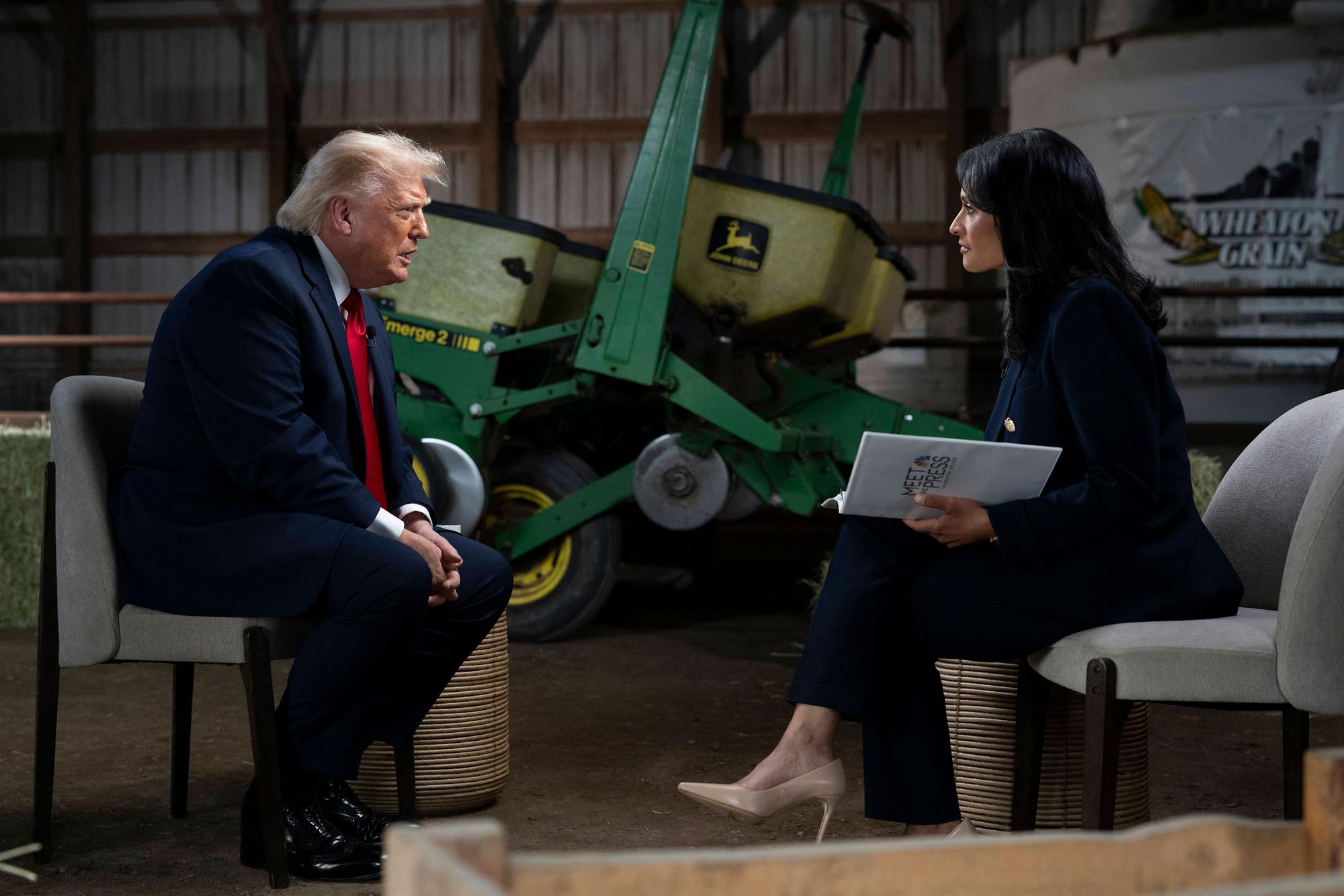 US-Präsident Donald Trump im Gespräch mit Kristen Welker für „Meet the Press“ (NBC): Ex-CNN-Moderator Jim Acosta wirft dem Sender vor, sich Trumps Bedingungen zu unterwerfen.