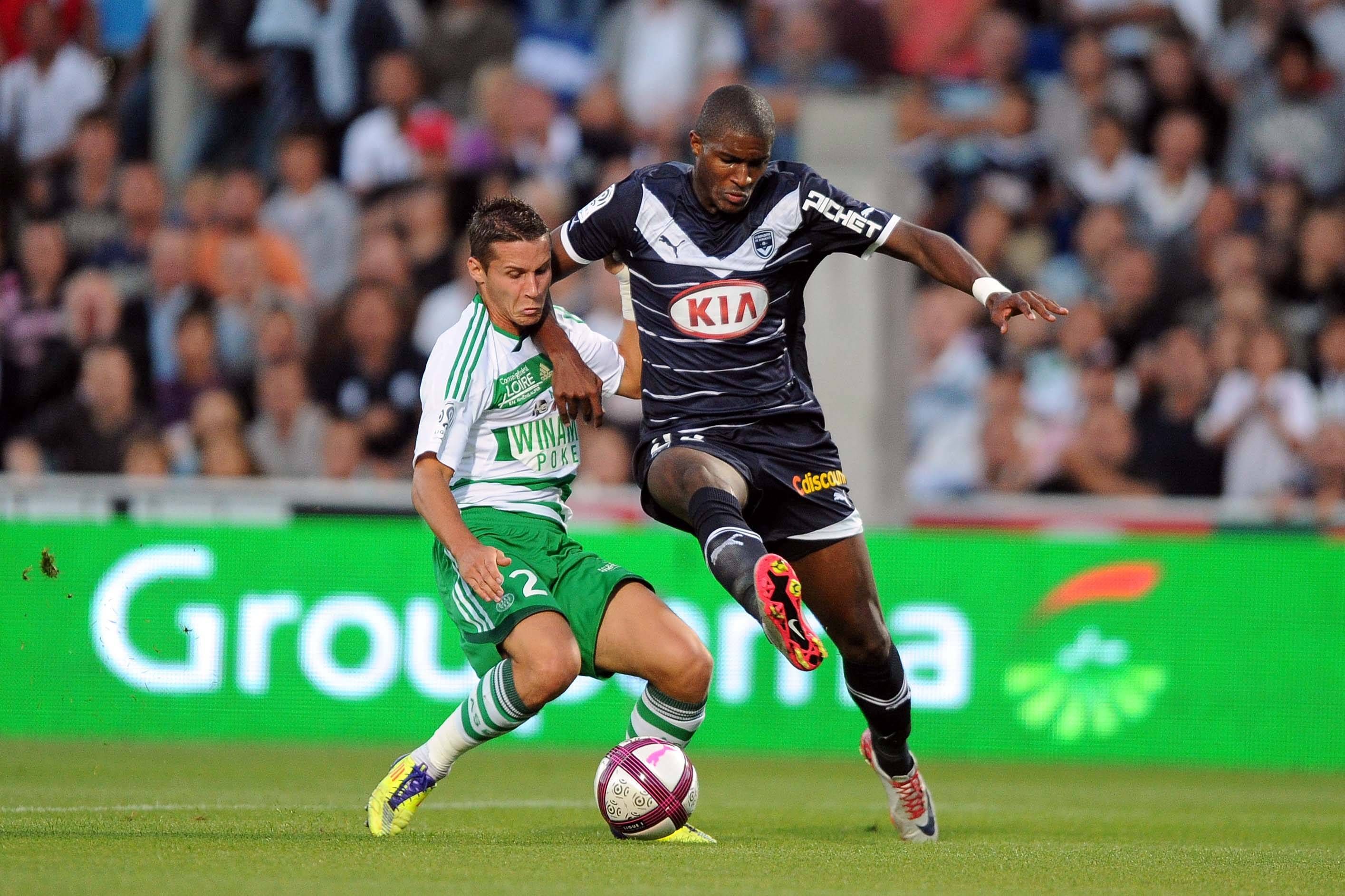 Loris Nery (Saint Etienne) im Zweikampf mit Anthony Modeste (Bordeaux).
