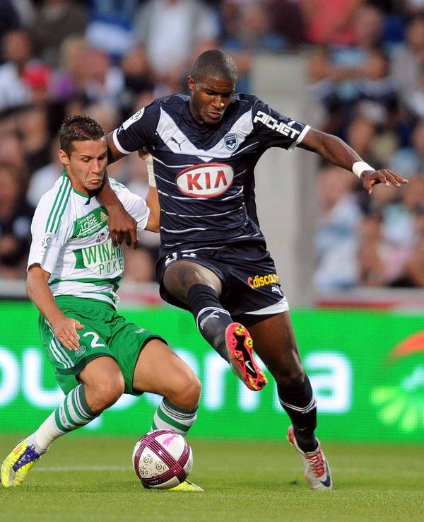 Loris Nery (Saint Etienne) im Zweikampf mit Anthony Modeste (Bordeaux).