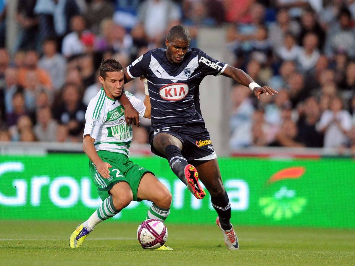 Loris Nery (Saint Etienne) im Zweikampf mit Anthony Modeste (Bordeaux).