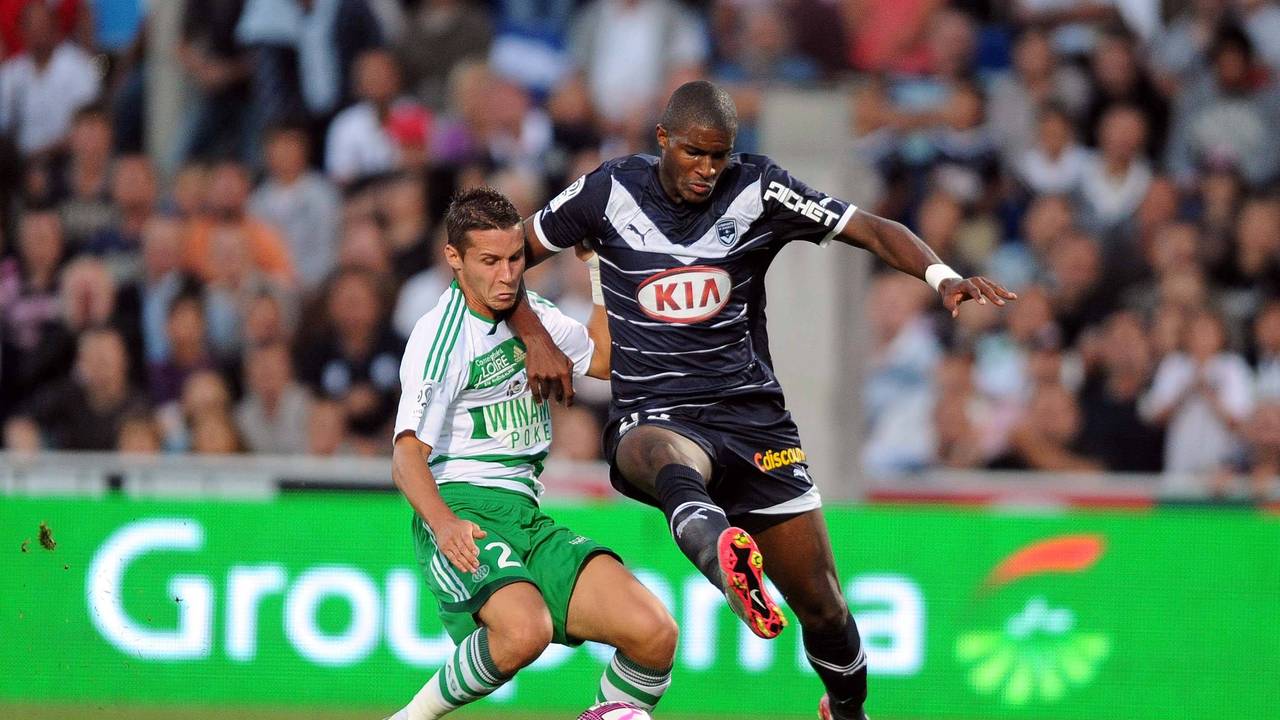 Loris Nery (Saint Etienne) im Zweikampf mit Anthony Modeste (Bordeaux).
