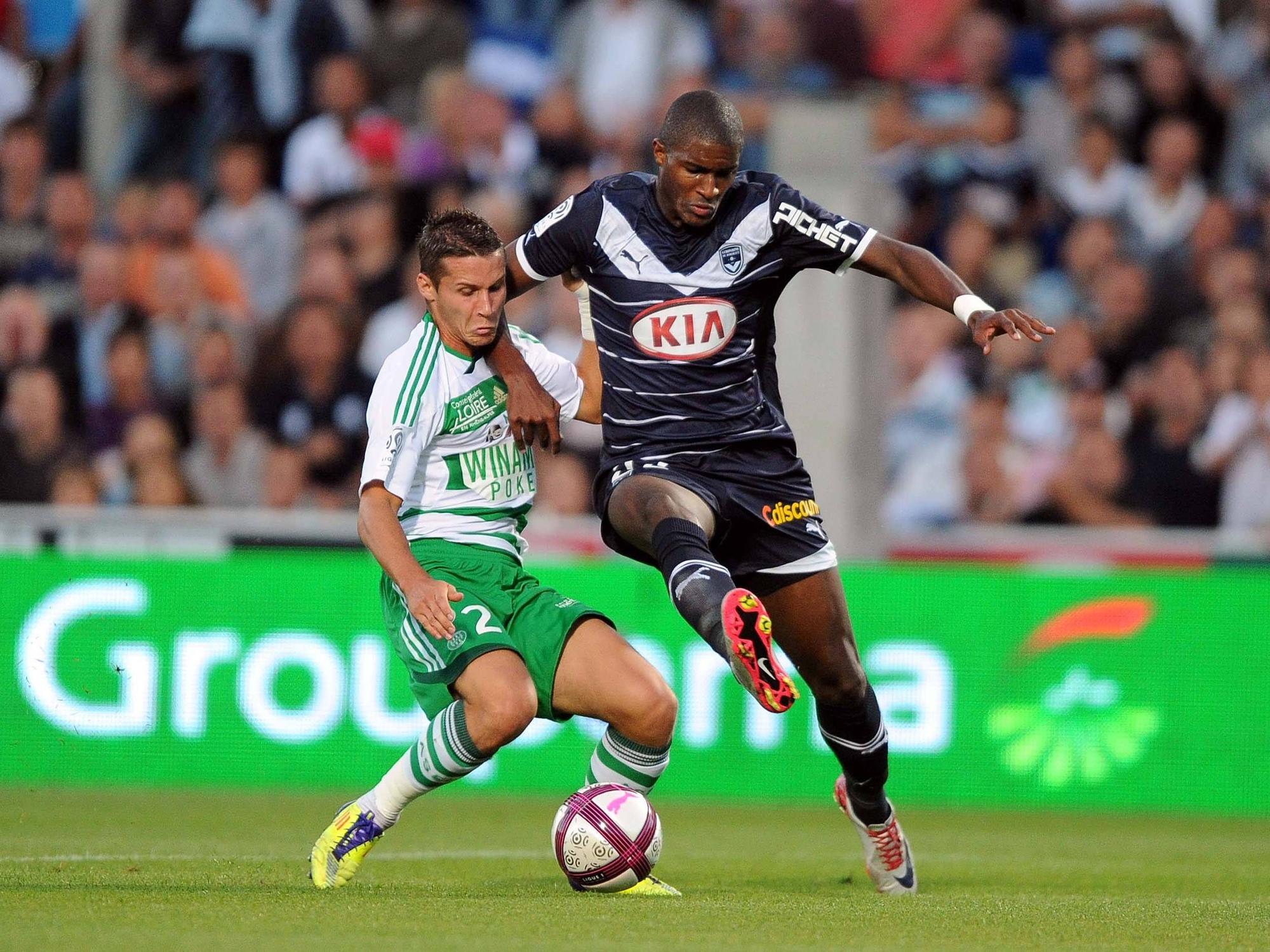 Loris Nery (Saint Etienne) im Zweikampf mit Anthony Modeste (Bordeaux).