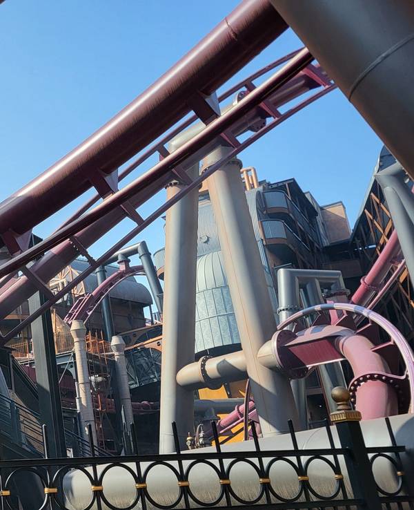 Gleise der Achterbahn F.L.Y. in der Themenwelt Rookburgh im Phantasialand.