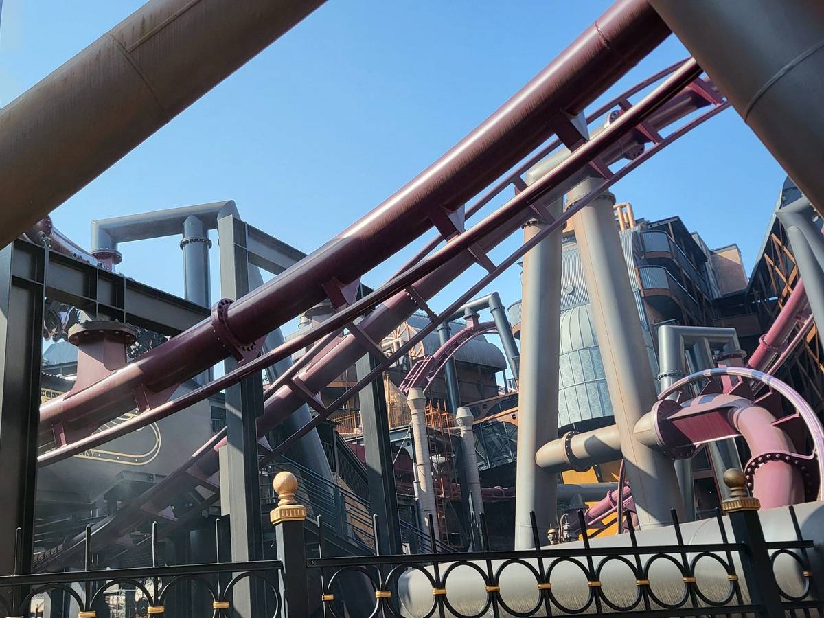 Gleise der Achterbahn F.L.Y. in der Themenwelt Rookburgh im Phantasialand.