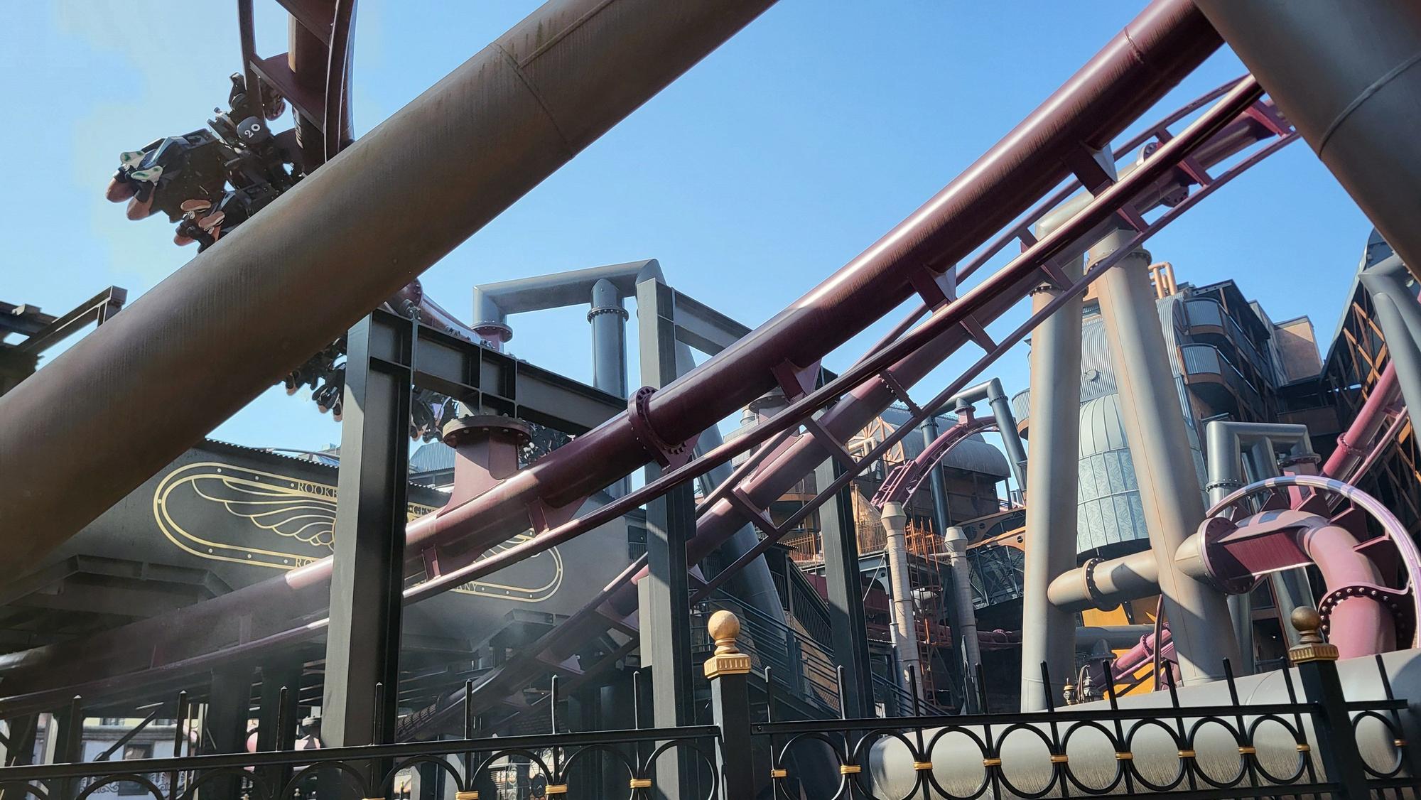 Gleise der Achterbahn F.L.Y. in der Themenwelt Rookburgh im Phantasialand.
