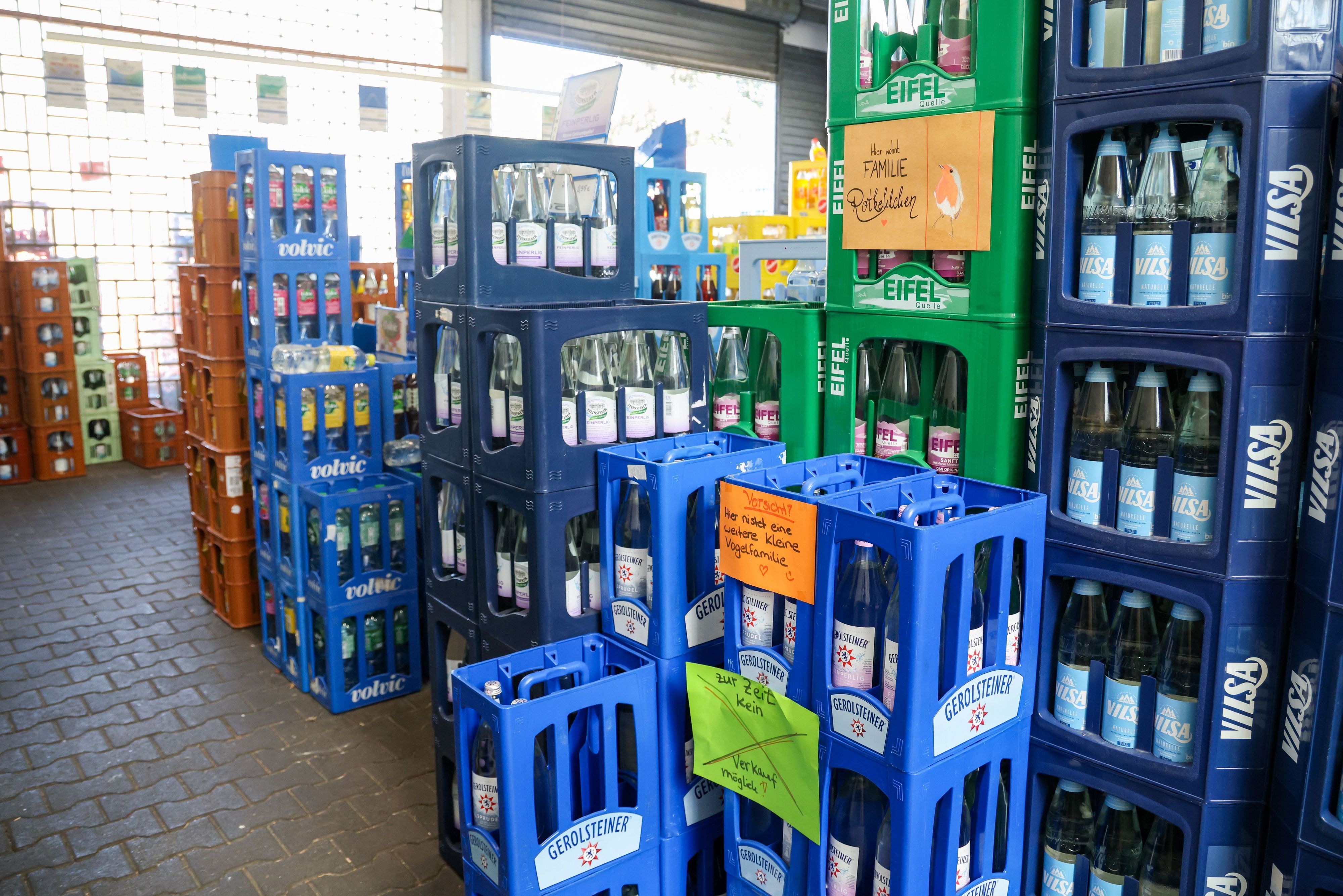Inmitten von Getränkekästen nisten die drei Rotkehlchen-Jungtiere in einem Getränkemarkt in Bottrop.