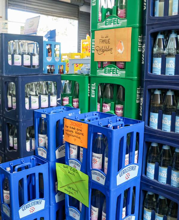Inmitten von Getränkekästen nisten die drei Rotkehlchen-Jungtiere in einem Getränkemarkt in Bottrop.