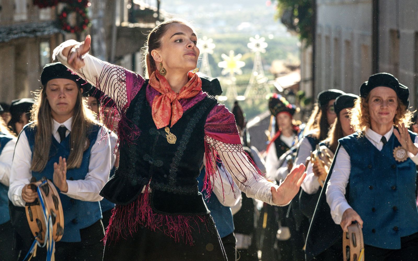 Andrea (Judith Fernández) möchte ihr Dorf zum Sieg bei einem traditionellen Musikwettbewerb führen. (Bild: 2025 Mr. Fields and Friends Cinema S.L , Bambu Producciones S.L y Rondallas Movie A.I.E/Alamode)