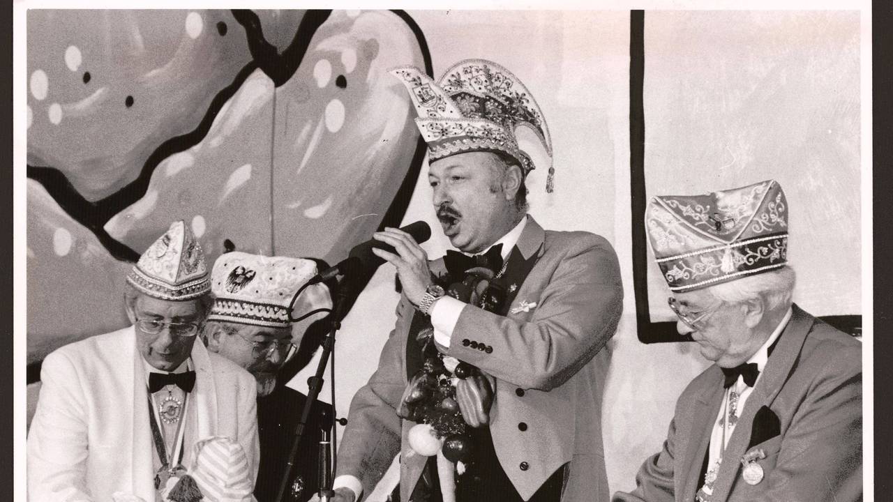 Der bekannte Kölner Karnevalist Rolf Dietmar Schuster (Mitte) ist im Alter von 81 Jahren gestorben. Das Foto wurde im Januar 1992 aufgenommen.