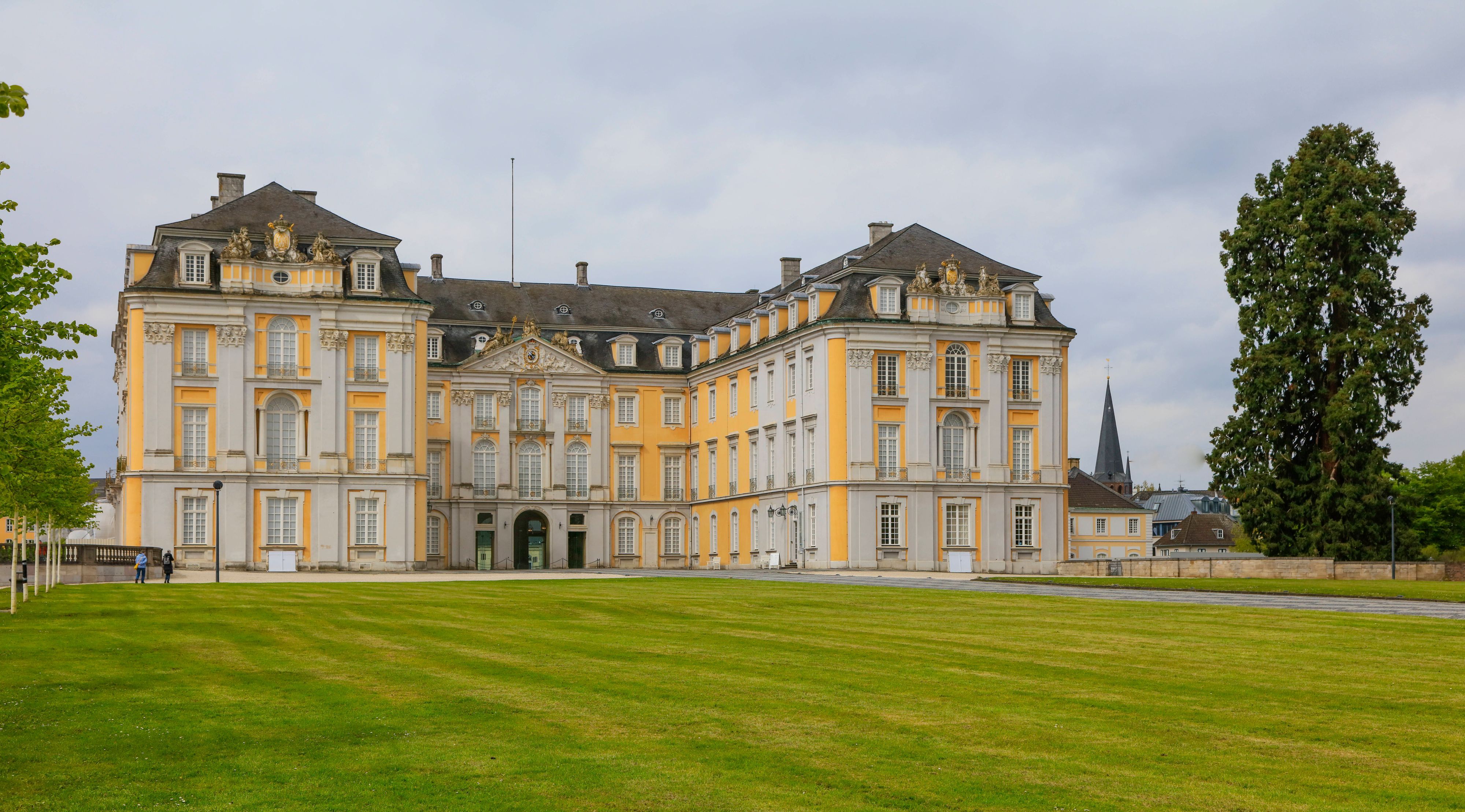 Bundeskanzler Friedrich Merz und Frankreichs Präsident Emmanuel Macron treffen sich im Rahmen des Deutsch-Französischen Ministerrats in Brühl. Im Schloss Augustusburg laufen die Vorbereitungen.