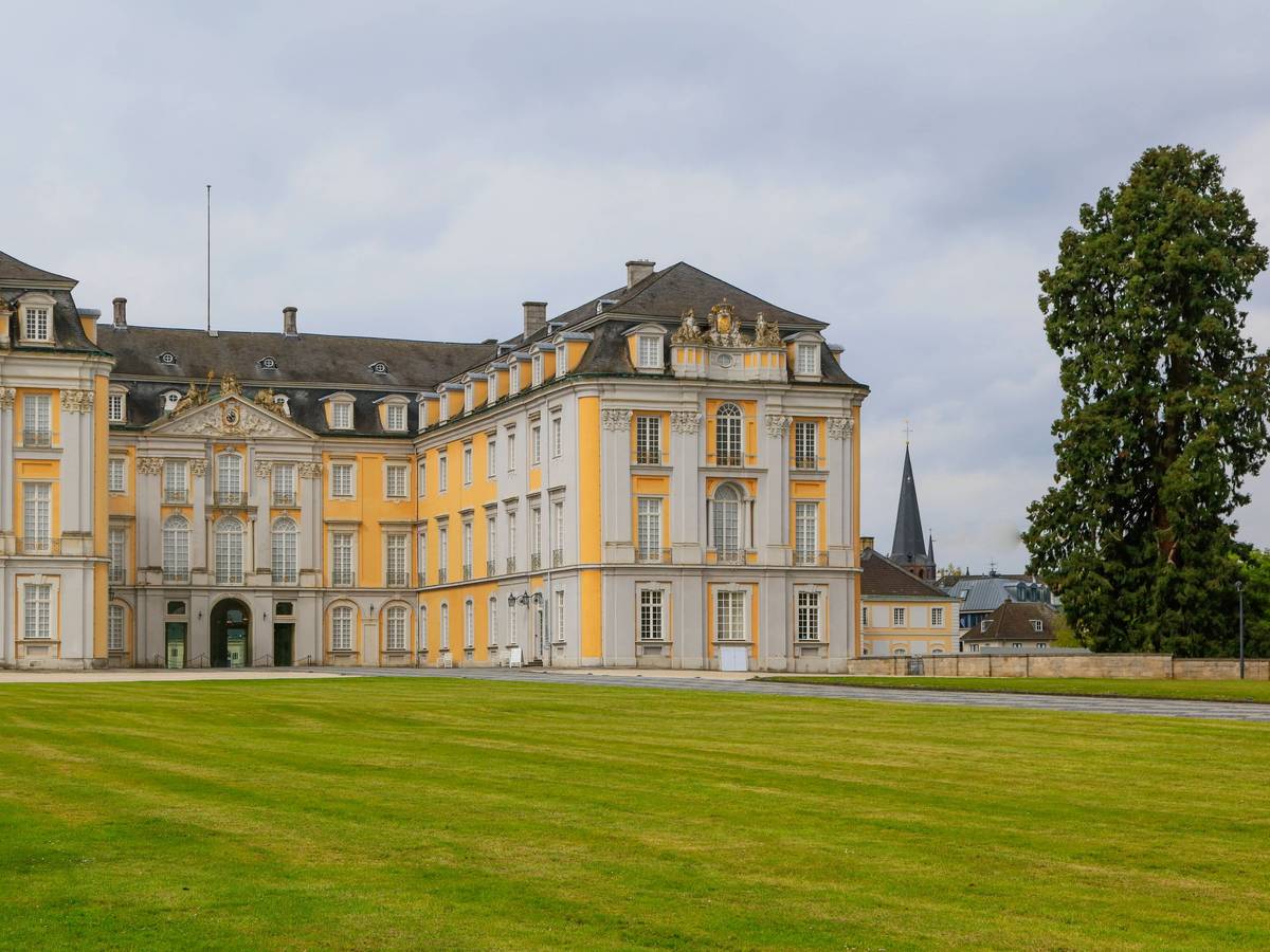 Bundeskanzler Friedrich Merz und Frankreichs Präsident Emmanuel Macron treffen sich im Rahmen des Deutsch-Französischen Ministerrats in Brühl. Im Schloss Augustusburg laufen die Vorbereitungen.