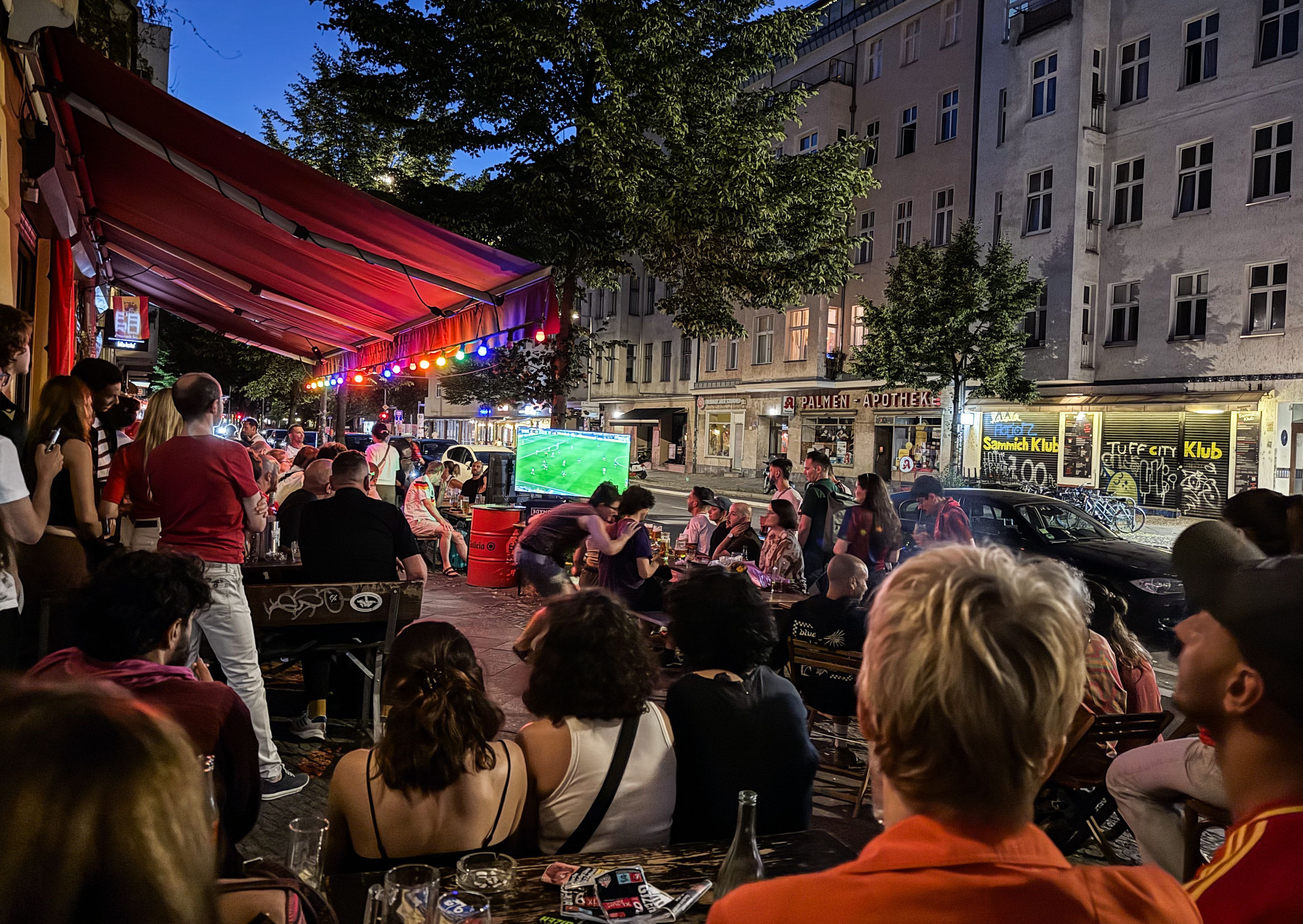 Public Viewing in Berlin-Kreuzberg.