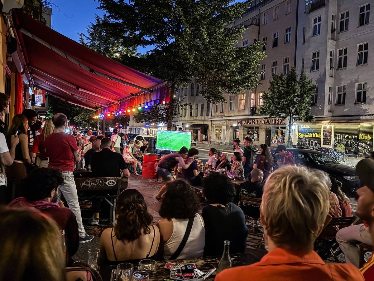 Public Viewing in Berlin-Kreuzberg.