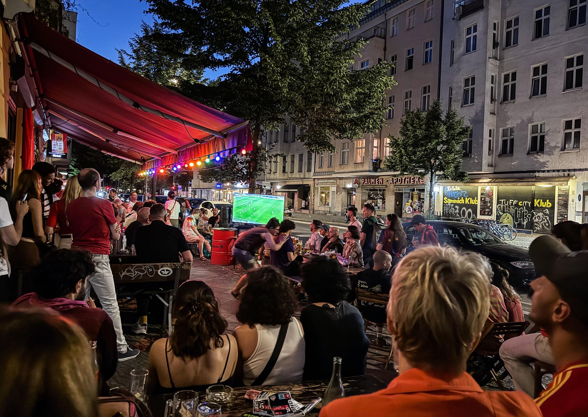 Public Viewing in Berlin-Kreuzberg.