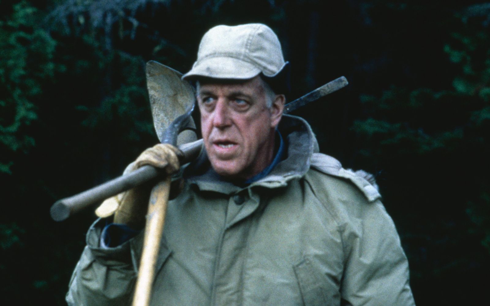 Jud (Fred Gwynne) kennt die dunklen Geschichten von Ludlow - und das uralte Wissen, das besser ruhen sollte. (Bild: ZDF / 2003 By Paramount Pictures All Rights Reserved,)