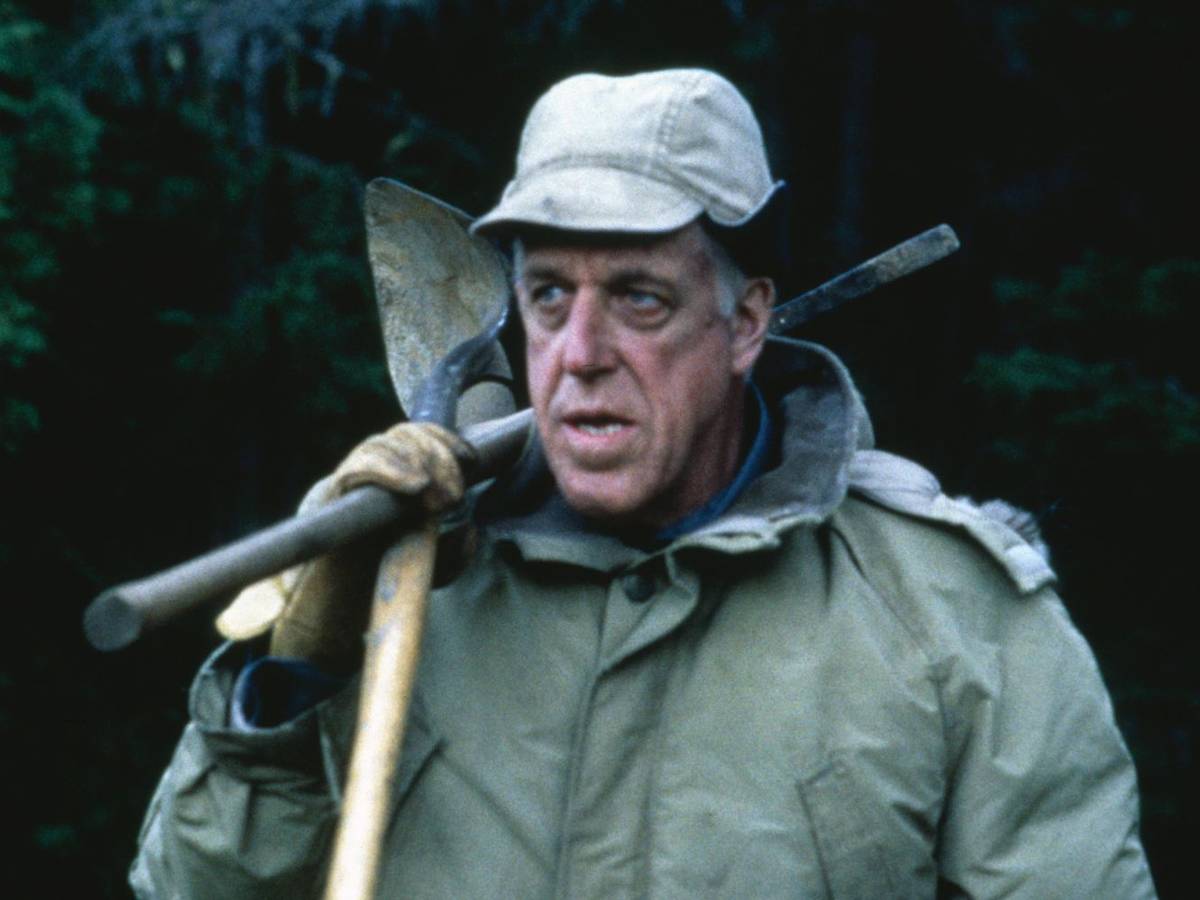 Jud (Fred Gwynne) kennt die dunklen Geschichten von Ludlow - und das uralte Wissen, das besser ruhen sollte. (Bild: ZDF / 2003 By Paramount Pictures All Rights Reserved,)