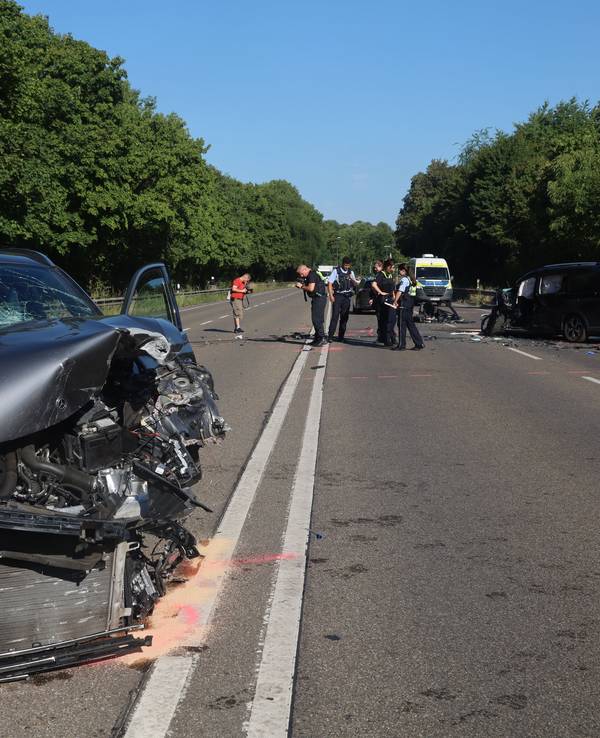 Ein Polizeiauto und ein Rettungswagen mit Blaulicht.