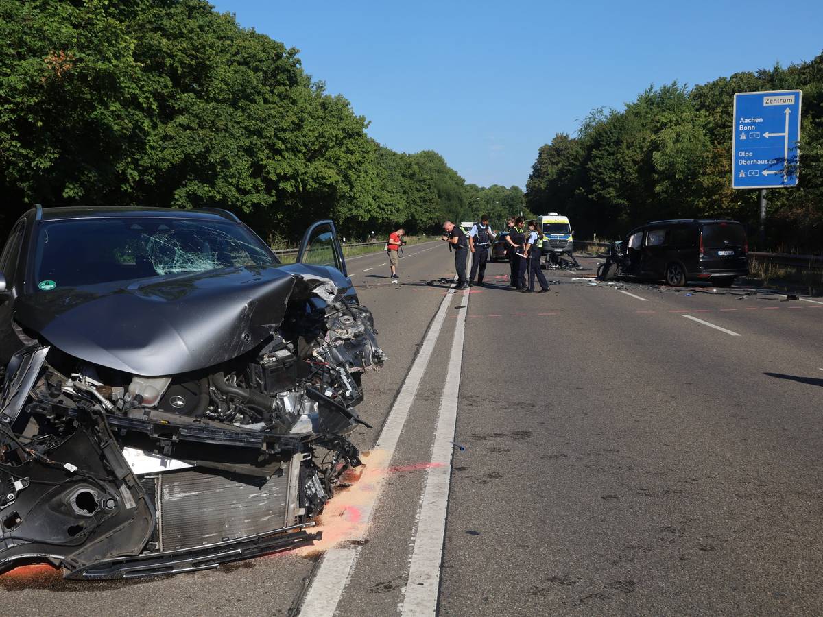 Ein Polizeiauto und ein Rettungswagen mit Blaulicht.