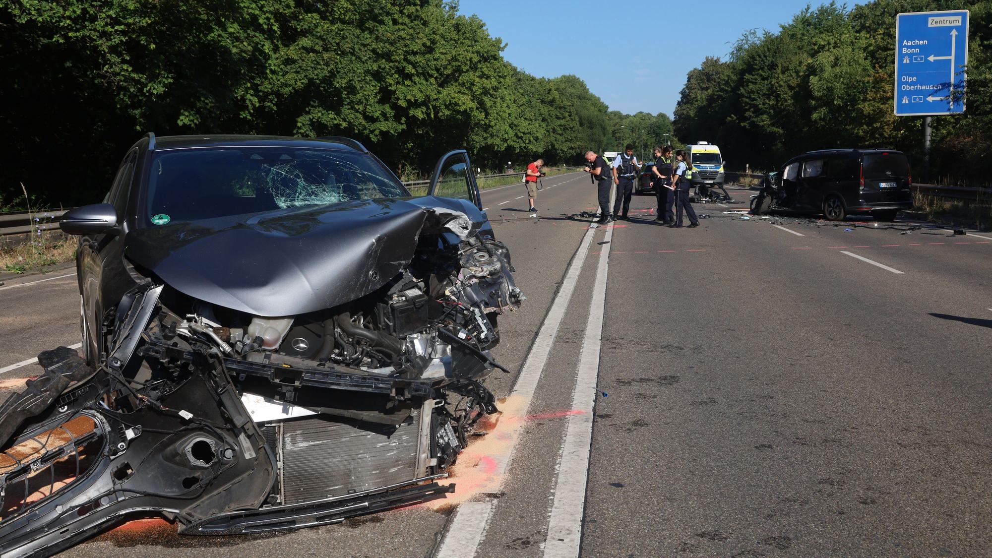 Ein Polizeiauto und ein Rettungswagen mit Blaulicht.