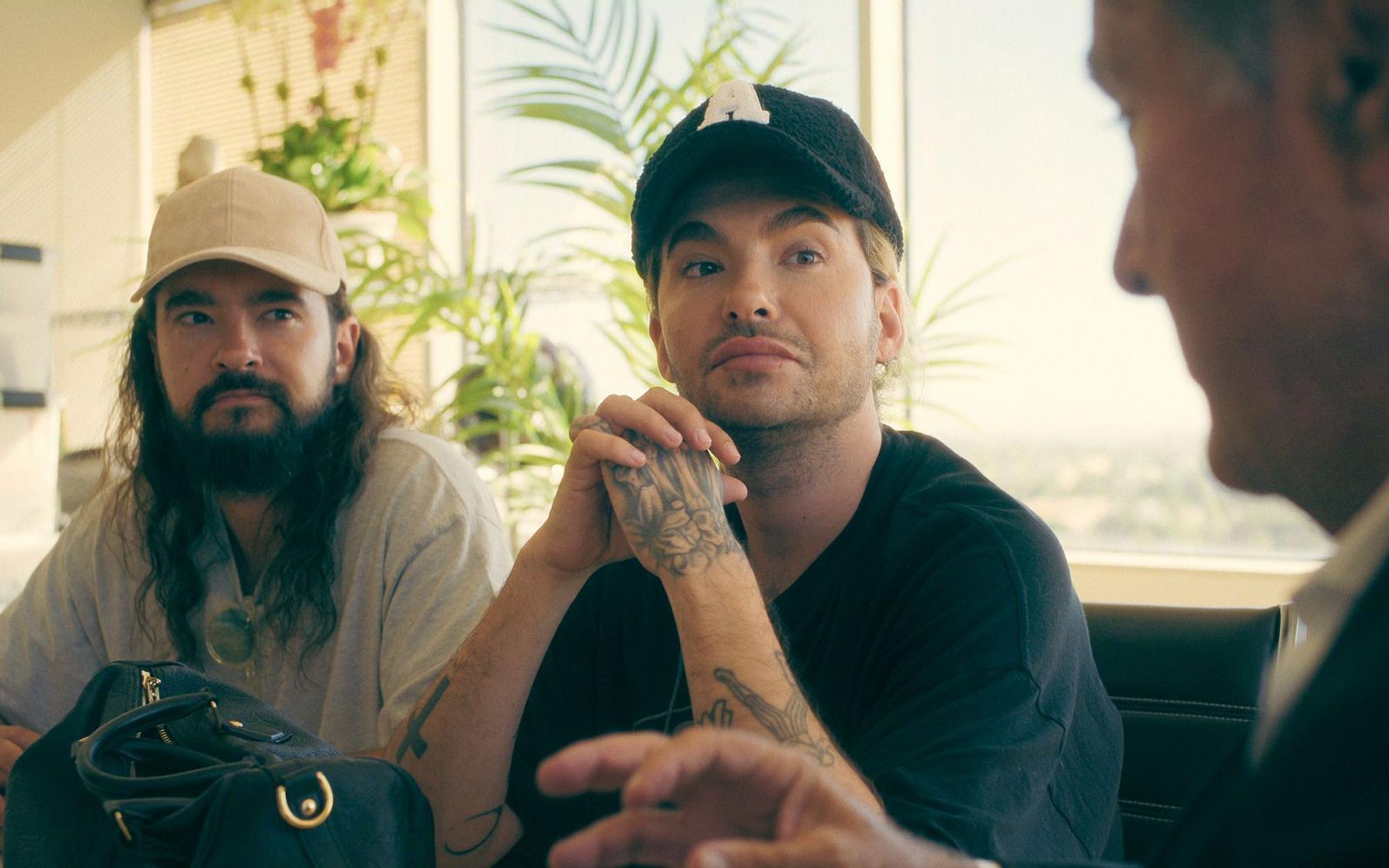 Tom (links) und Bill Kaulitz lassen sich beim Arzt durchchecken. (Bild: Netflix)