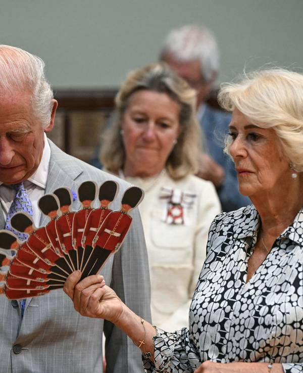 Königin Camilla fächelt König Charles III. Luft zu, während sie einer Aufführung der Dorset Opera lauschen.