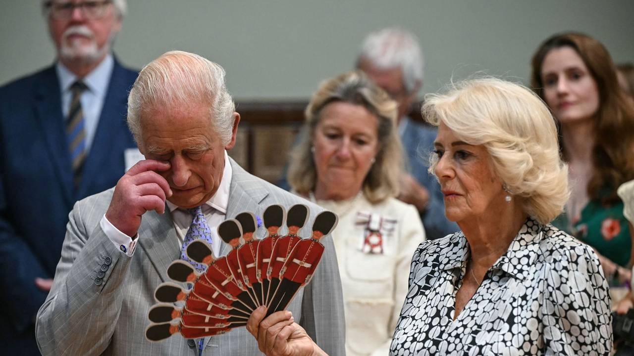 Königin Camilla fächelt König Charles III. Luft zu, während sie einer Aufführung der Dorset Opera lauschen.