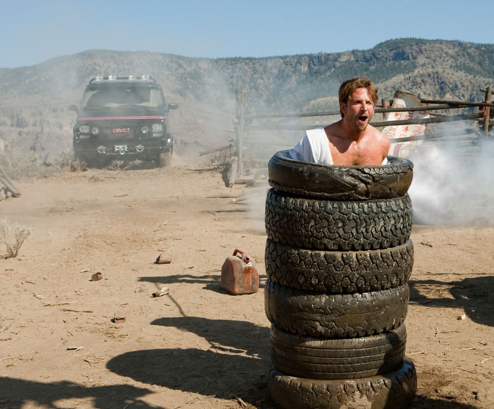 Bradley Cooper verkörpert Templeton „Face“ Peck, einen Meisterdieb, der in Windeseile alles „organisieren“ kann und bei den Damen überaus beliebt ist. (Bild: TVNOW / TM and 2010 Twentieth Century Fox Film Corporation)