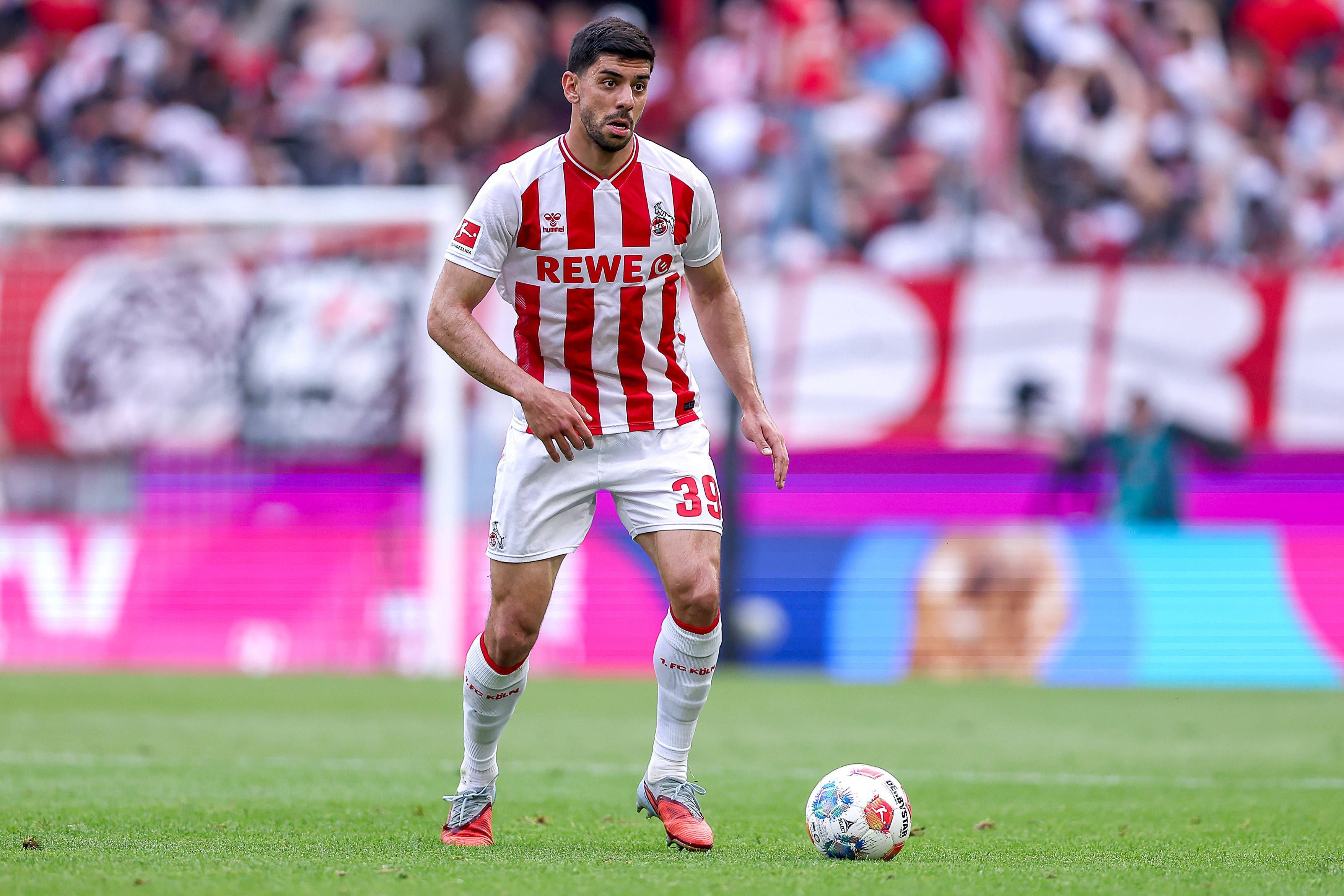 Cenk Özkacar im Trikot vom 1. FC Köln.
