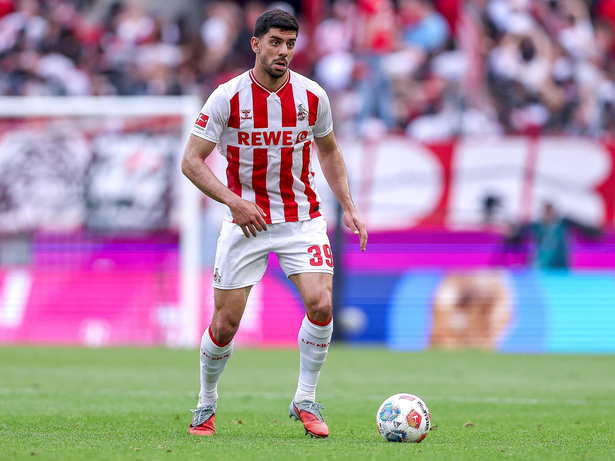 Cenk Özkacar im Trikot vom 1. FC Köln.