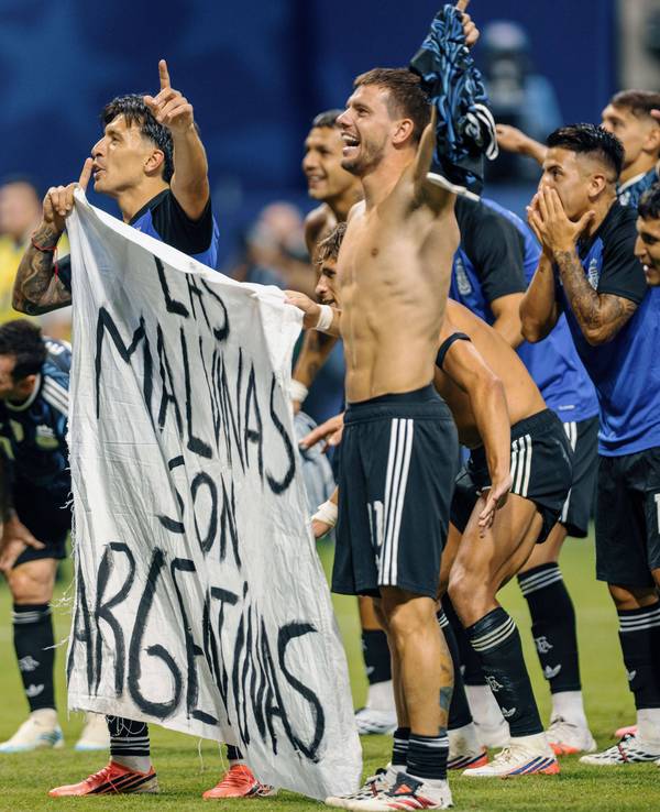 Argentinien-Spieler halten nach dem Halbfinale ein Plakat mit der Aufschrift „Las Malvinas son Argentinas“ hoch.