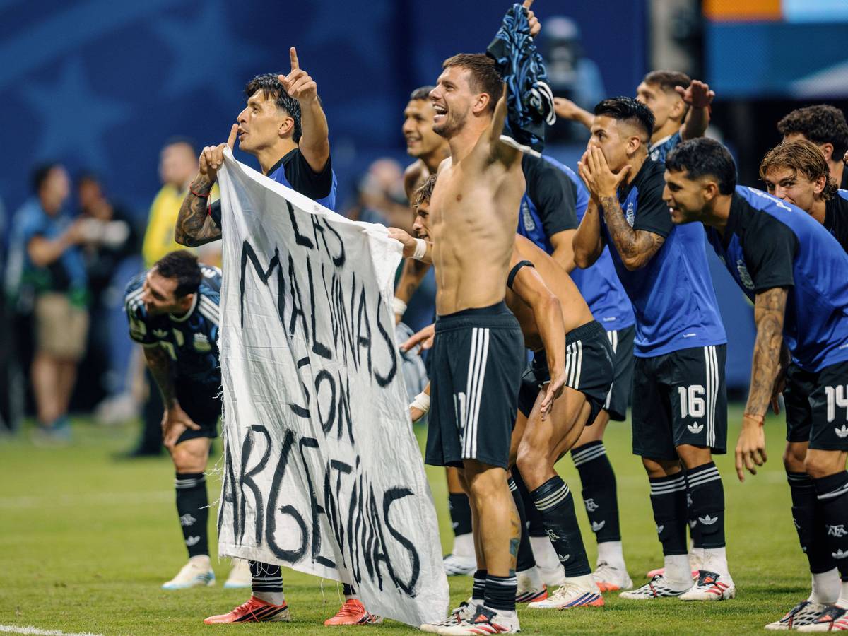 Argentinien-Spieler halten nach dem Halbfinale ein Plakat mit der Aufschrift „Las Malvinas son Argentinas“ hoch.