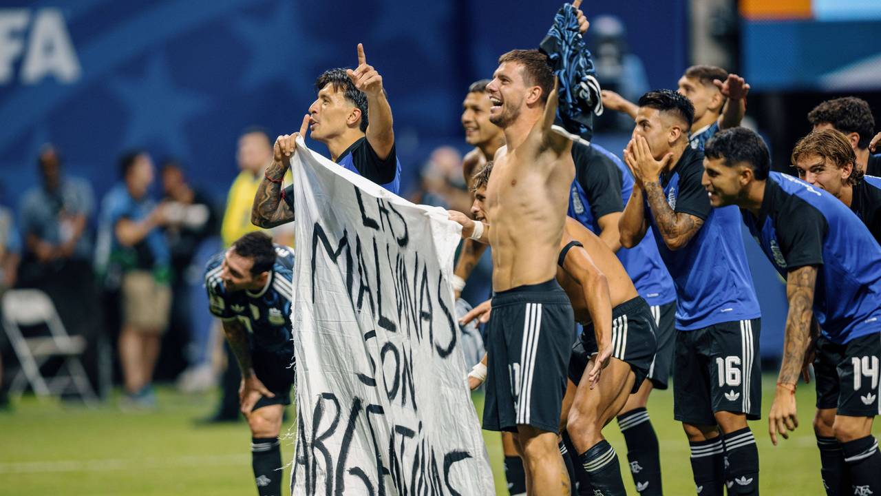 Argentinien-Spieler halten nach dem Halbfinale ein Plakat mit der Aufschrift „Las Malvinas son Argentinas“ hoch.