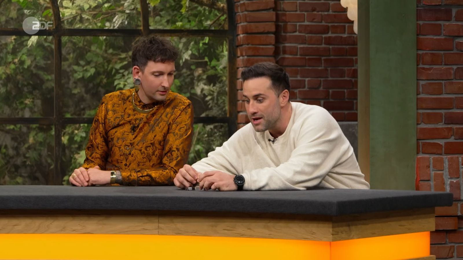 Ein Mitbringsel bei „Bares für Rares“ machte Händler David Suppes (rechts) verlegen. (Bild: ZDF)
