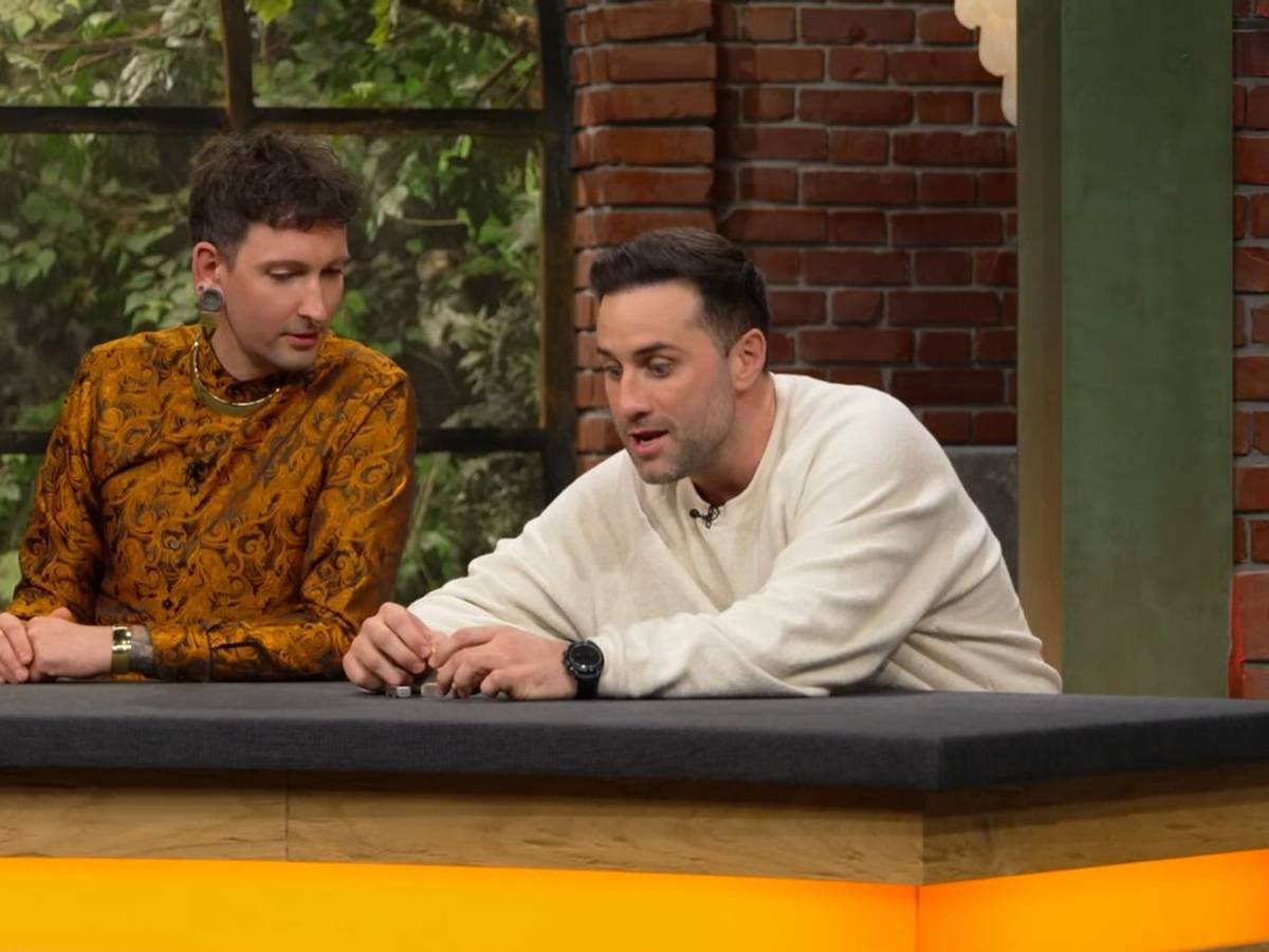 Ein Mitbringsel bei „Bares für Rares“ machte Händler David Suppes (rechts) verlegen. (Bild: ZDF)