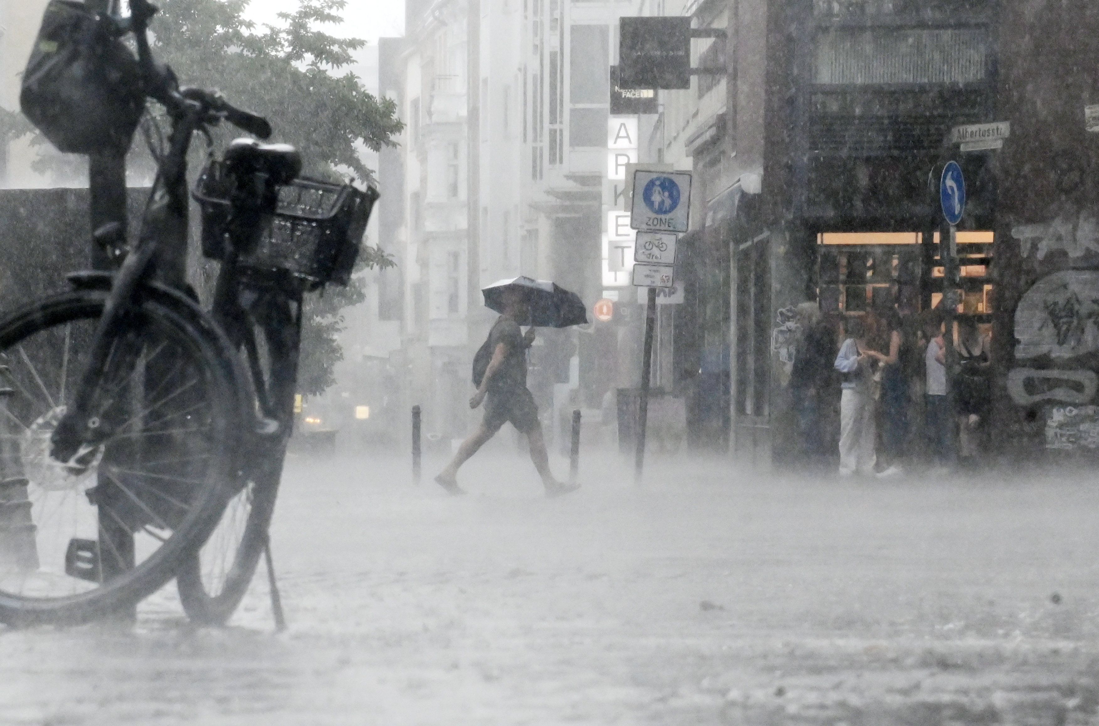 16.07.2026 Köln. Wetter. Sommer 2026. Endlich Regen. Breite Straße. Foto: Alexander Schwaiger