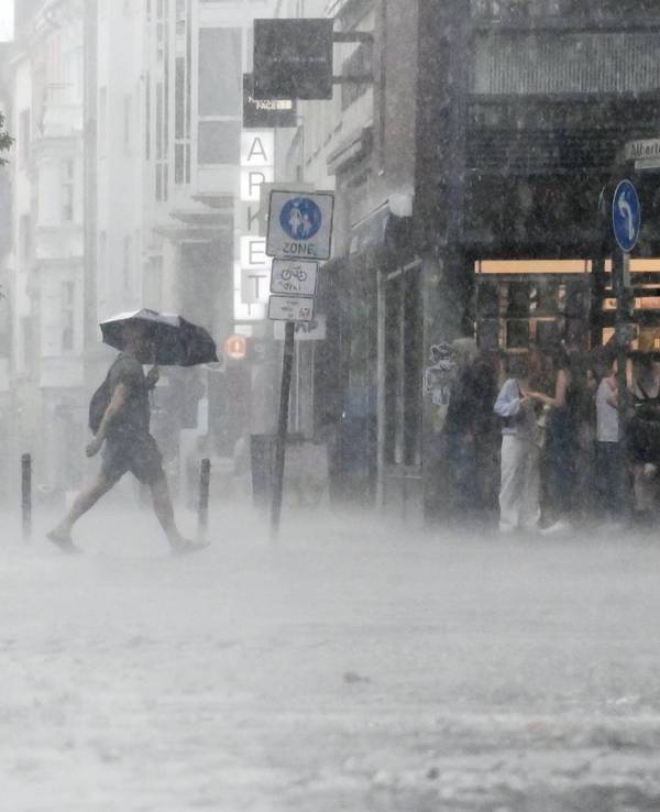 16.07.2026 Köln. Wetter. Sommer 2026. Endlich Regen. Breite Straße. Foto: Alexander Schwaiger