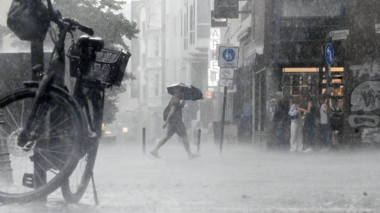 16.07.2026 Köln. Wetter. Sommer 2026. Endlich Regen. Breite Straße. Foto: Alexander Schwaiger