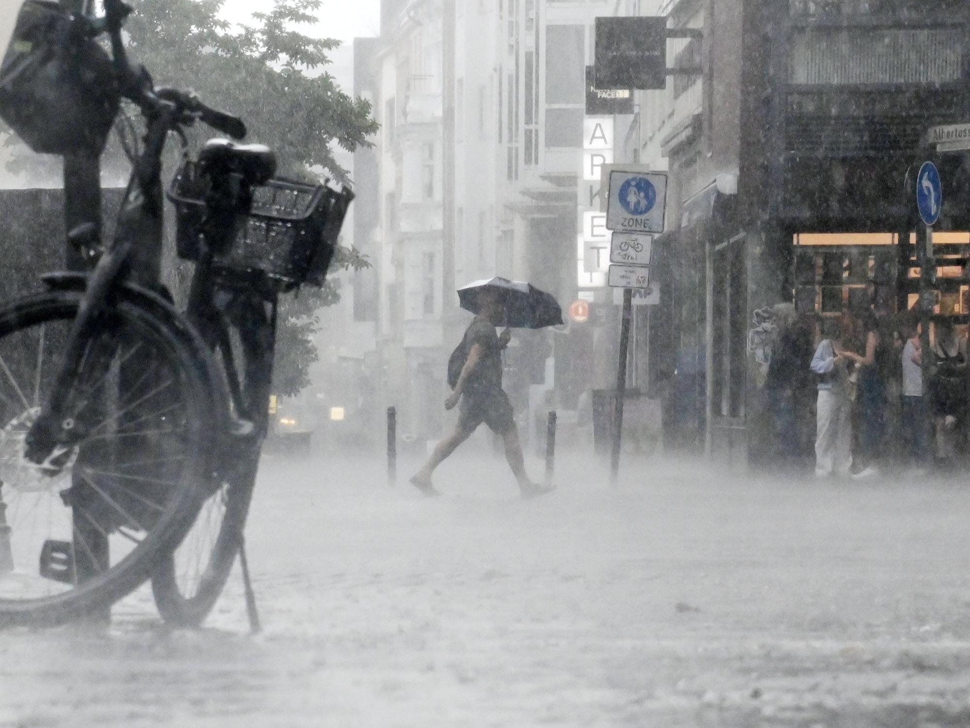 16.07.2026 Köln. Wetter. Sommer 2026. Endlich Regen. Breite Straße. Foto: Alexander Schwaiger