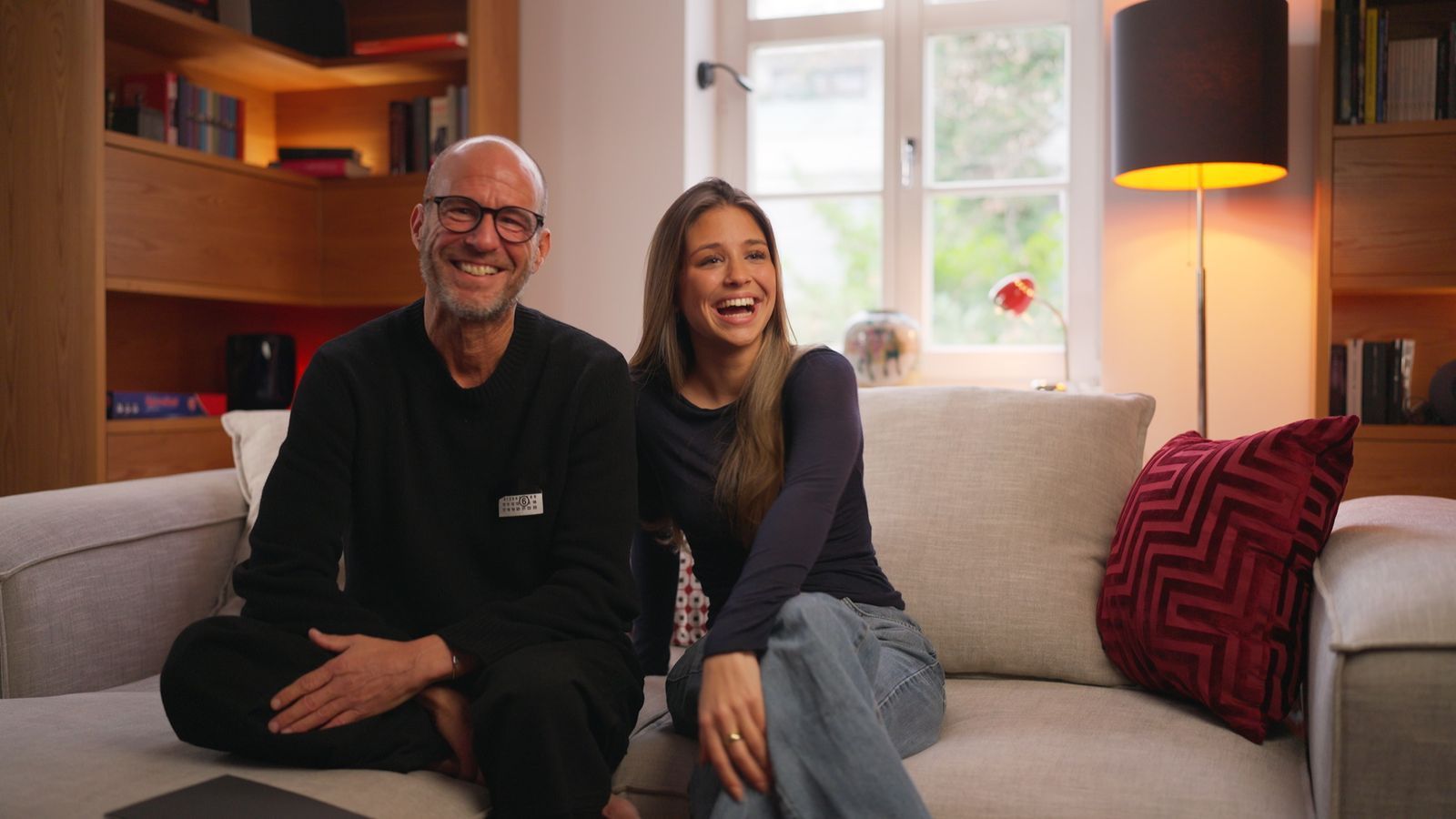 Wie Josefine Scholl im ProSieben-Format „Born Famous“ verrät, sendete ihr Vater Mehmet Scholl früher versteckte Signale an seine Töchter. (Bild: Joyn)