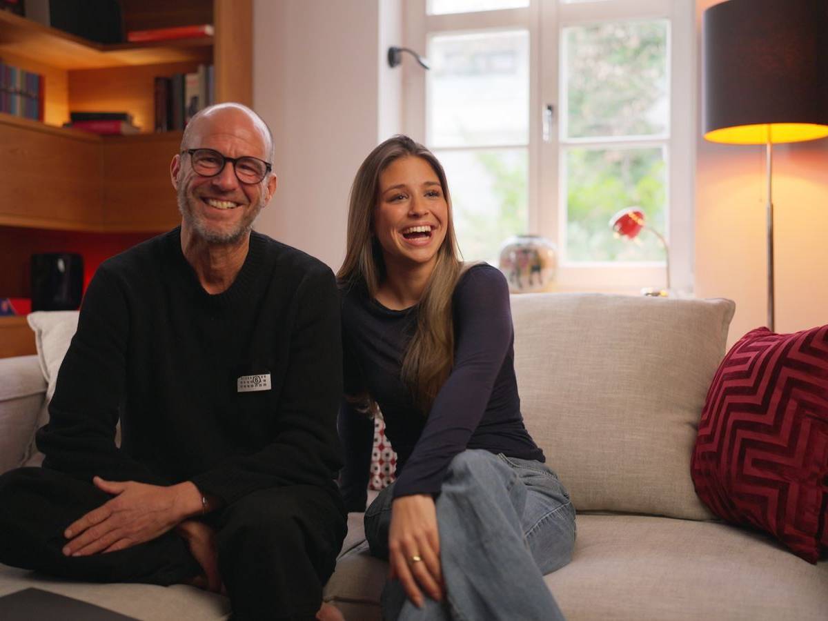 Wie Josefine Scholl im ProSieben-Format „Born Famous“ verrät, sendete ihr Vater Mehmet Scholl früher versteckte Signale an seine Töchter. (Bild: Joyn)