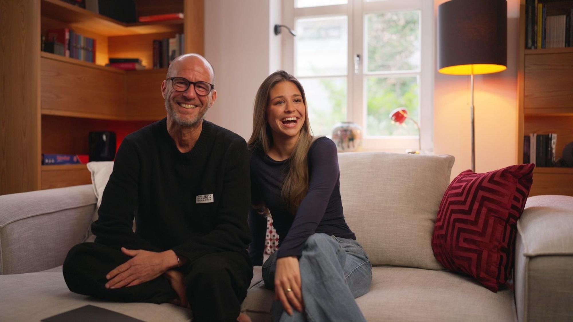 Wie Josefine Scholl im ProSieben-Format „Born Famous“ verrät, sendete ihr Vater Mehmet Scholl früher versteckte Signale an seine Töchter. (Bild: Joyn)
