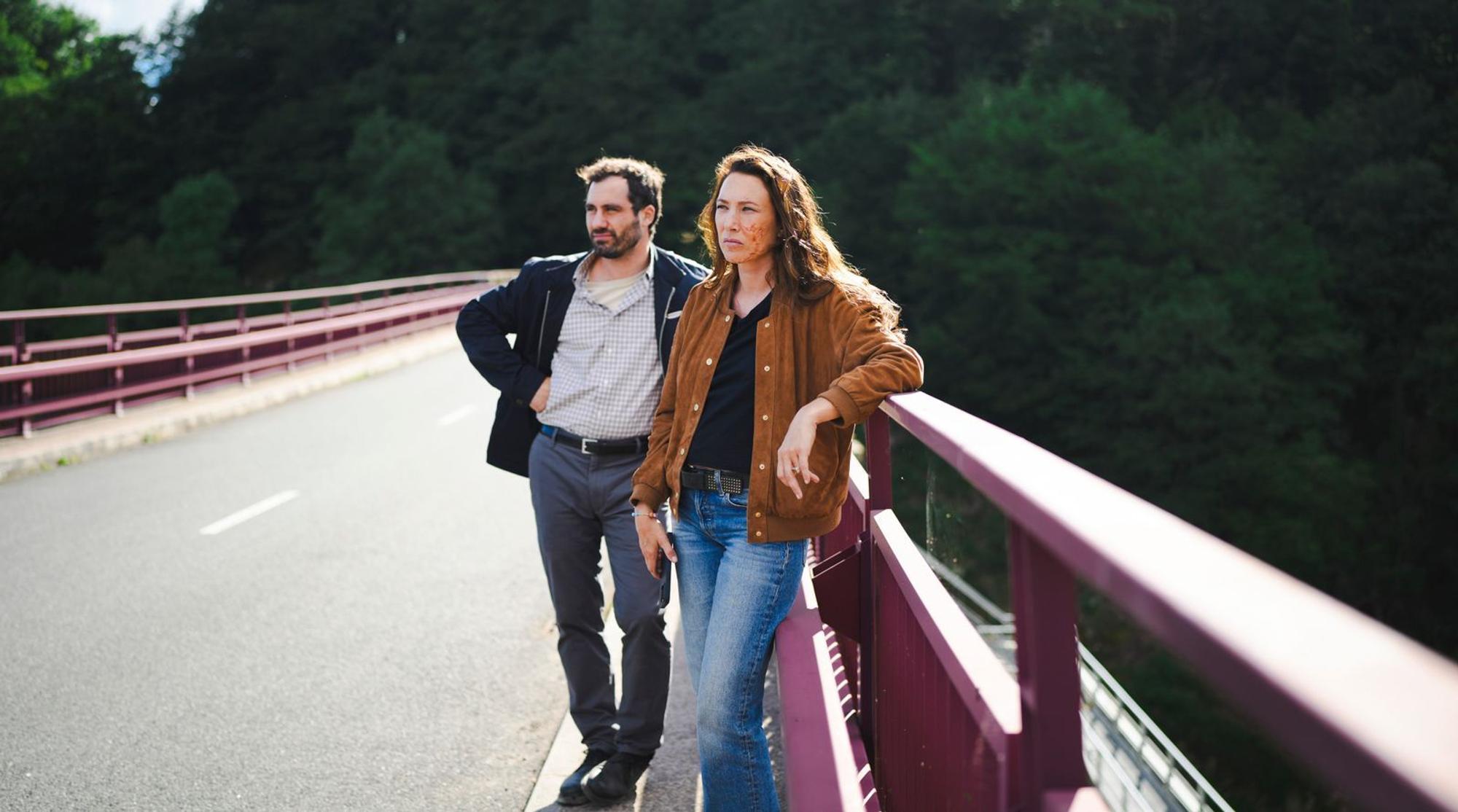 Kommissar Romain Valant (Théo Costa-Marini) war früher mit den verschwundenen Kindern befreundet. Gemeinsam mit seiner Kollegin Noémie Chastain (Laura Smet) möchte er nun herausfinden, was ihnen zugestoßen ist. (Bild: ARD Degeto Film/France Télévisions/Quad Drama/Baptiste Langinier)