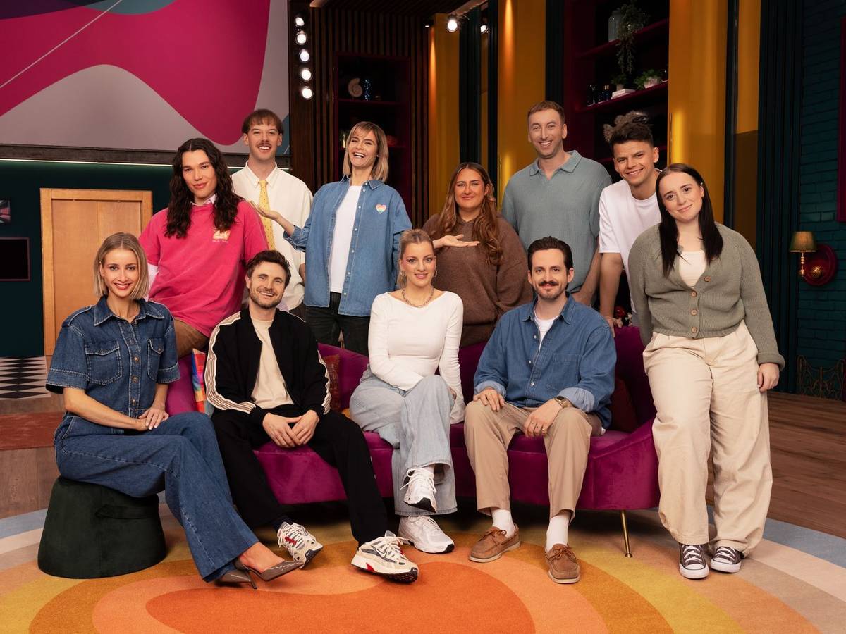 Sie sind bei „LOL Next“ dabei. Hintere Reihe (v.l.): Helge Mark, Aditotoro, Hazel Brugger als Moderatorin, SelfieSandra, Freshtorge, Paul Luca Fischer. Vordere Reihe (v.l.): Alina Bock, Phil Laude, Marti Fischer und Maria Ziffy. (Bild: Prime Video)